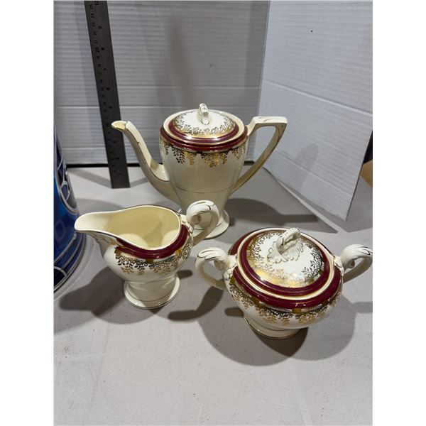 Cream and sugar and tea pot