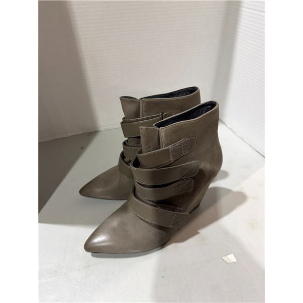 NWOT Aldo pointed toe booties size 7