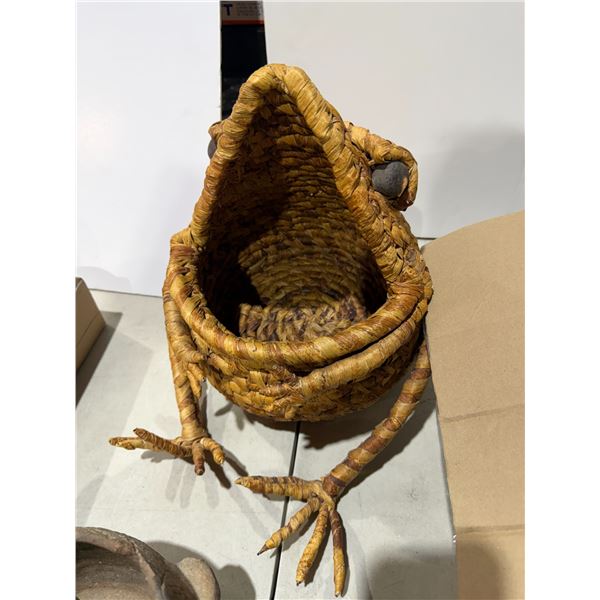 Frog basket
