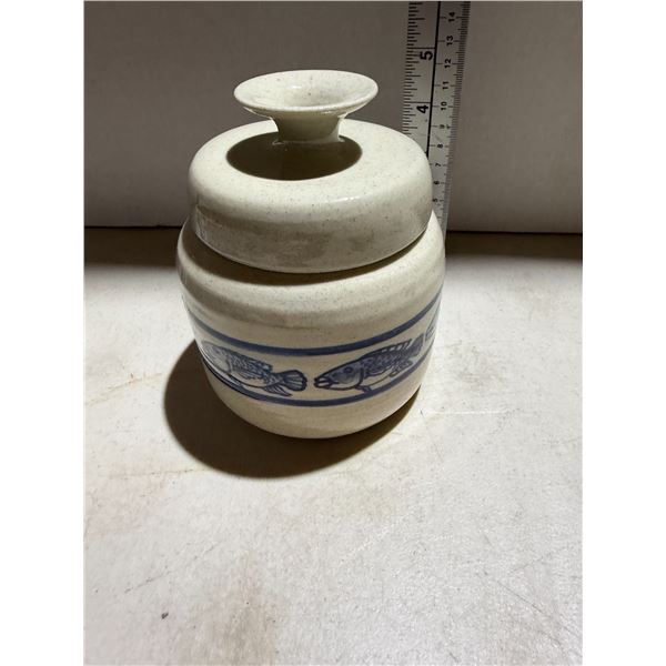 Pottery dish with lid
