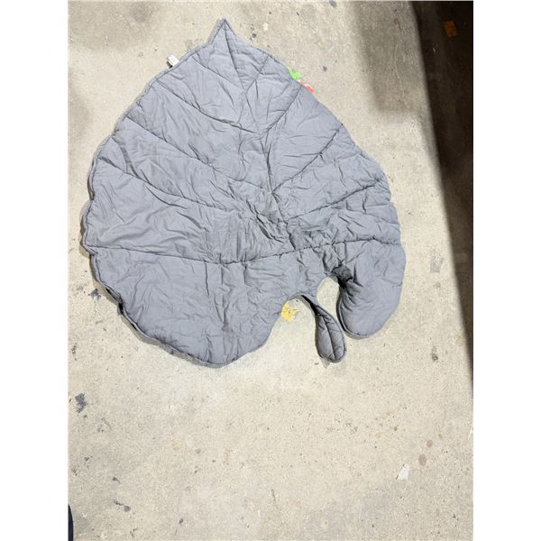 Leaf shaped blanket for floor for pet