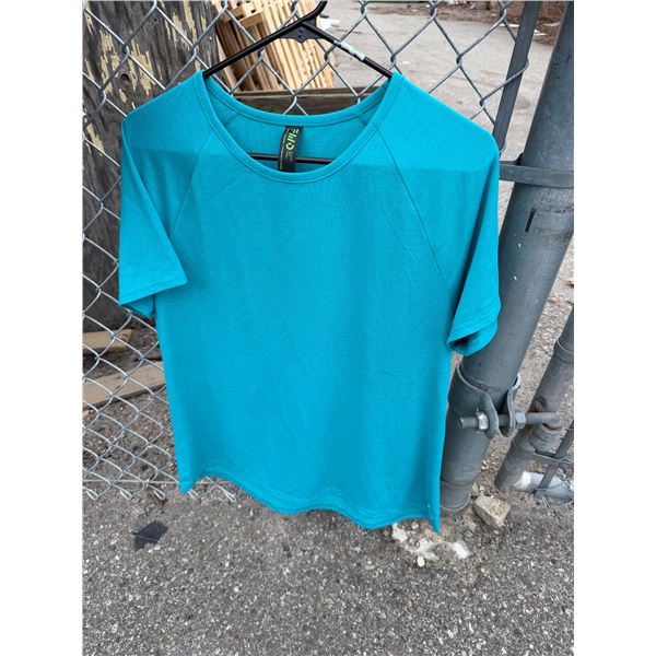 T-shirt size extra large nwt