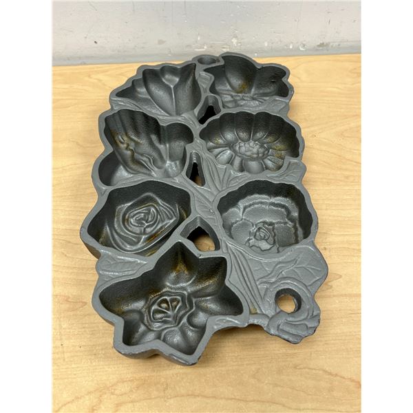 John Wright Cast Iron Flower Muffin Pan Approx: 14x7.5"