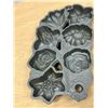 Image 4 : John Wright Cast Iron Flower Muffin Pan Approx: 14x7.5"