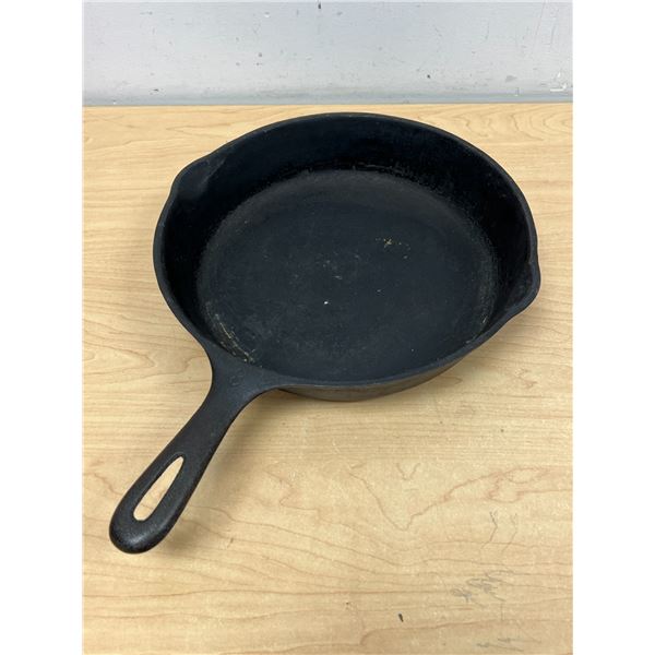 Wagner Ware USA Cast Iron Skillet 10.25" (well used, see all photos)