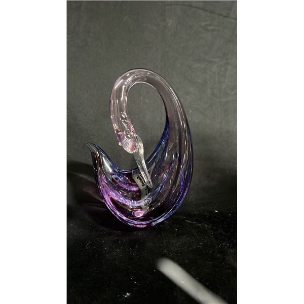 CLEAR TO PURPLE ART GLASS SWAN 7" TALL