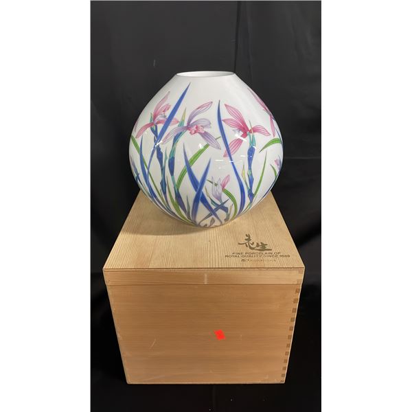 KORANSHA SPRING ORCHID PORCELAIN VASE WITH ORIGINAL WOOD BOX 9" WIDE