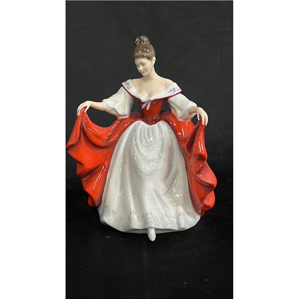 VINTAGE ROYAL DOULTON PORCELAIN "SARAH" FIGURINE: HN 2265 7.5" TALL