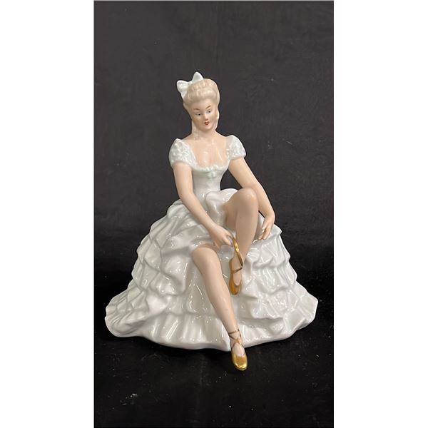 VINTAGE WALLENDORF PORCELAIN FIGURINE OF A BALLERINA TYING HER SHOE 6.5" TALL