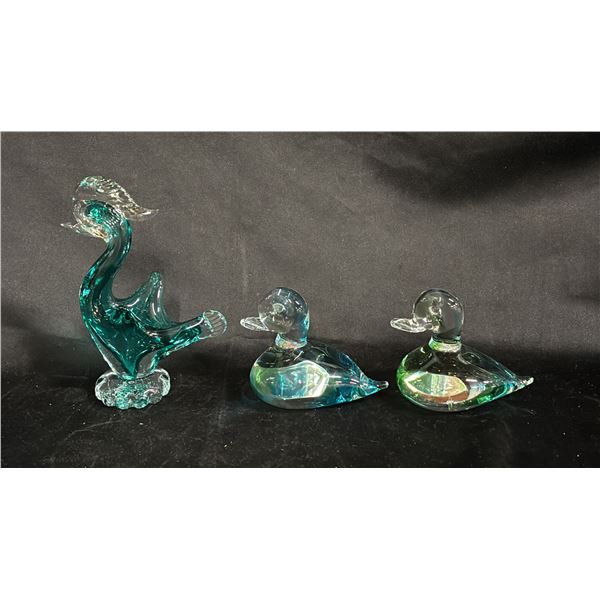 (2) CHALET CANADA ART GLASS 4"L X 3"T DUCKS & (1) ART GLASS 6.5"T X 4"L CRESTED BIRD
