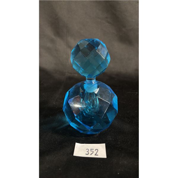 VINTAGE TURQOISE GLASS PERFUME BOTTLE WITH STOPPER: 5" TALL