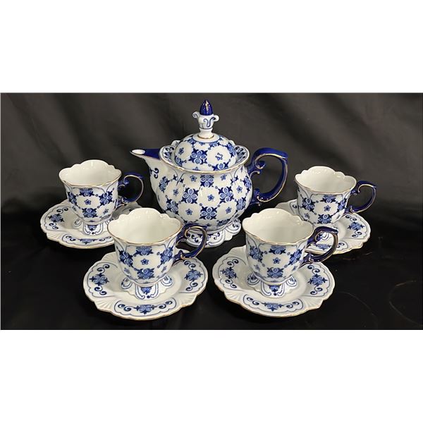 BOMBAY TEA POT WITH 4 CUPS & SAUCERS