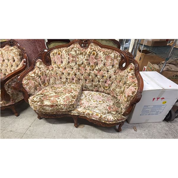 FRENCH PROVINCIAL HEAVILY CARVED BUTTON BACK FLORAL LOVESEAT (MISSING CUSHION)