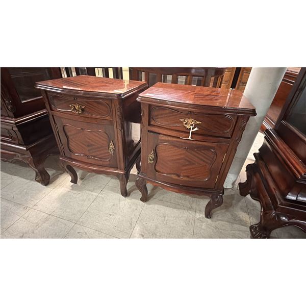 PAIR OF MAHOGANY NIGHT STANDS