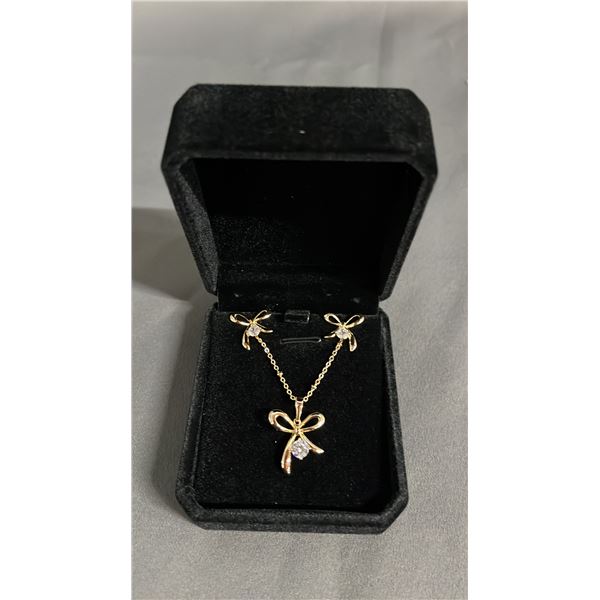 NEW 18K GOLD PLATED 0.6 CT SIMULATED DIAMOND (CZ) BOW EARRINGS & PENDANT: 18" LONG CHAIN