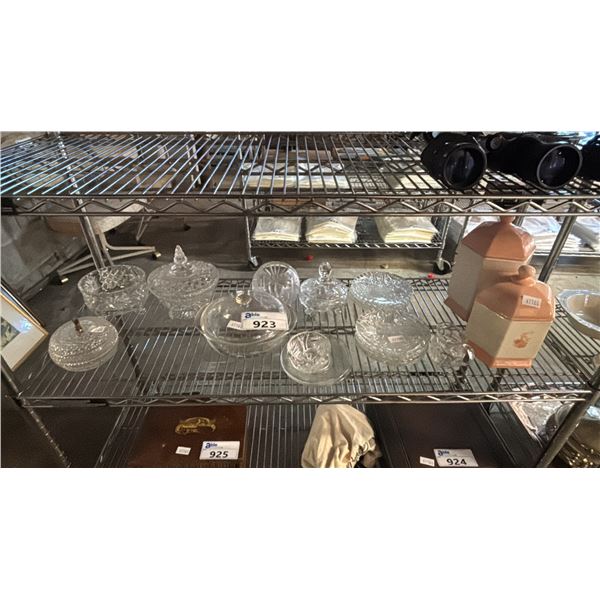 SHELF OF ASSORTED GLASSWARE, CRYSTALWARE & COOKIE JARS