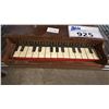 Image 3 : *WORKING* VINTAGE KIDS MINI PIANO (SOME DAMAGE ON TOP)