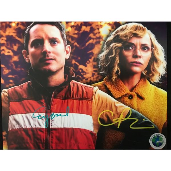 ELIJAH WOOD AND CHRISTINA RICCI DUAL SIGNED YELLOWJACKETS 8X10 - WWOC COA