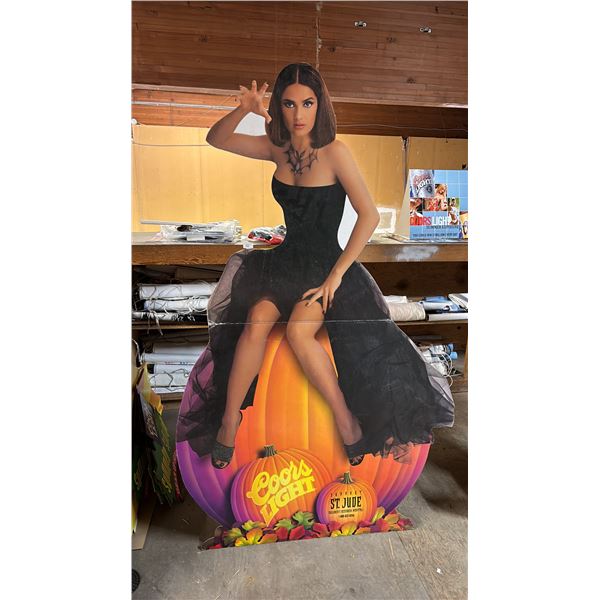 1999 COORS LIGHT SALMA HAYEK QUEEN OF HALLOWEEN CARDBOARD STANDEE CUTOUT