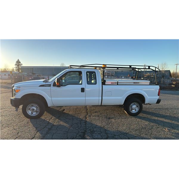 2013 FORD F250 SUPERDUTY, 4DR CREW CAB PICKUP, WHITE, VIN 1FT7X2B69DEA25883,