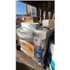 Image 3 : PALLET OF ASSORTED ITEMS INCLUDING; DEWALT WET/DRY VACUUMS, SHARK VACUUM, HOOVER VACUUM & MORE