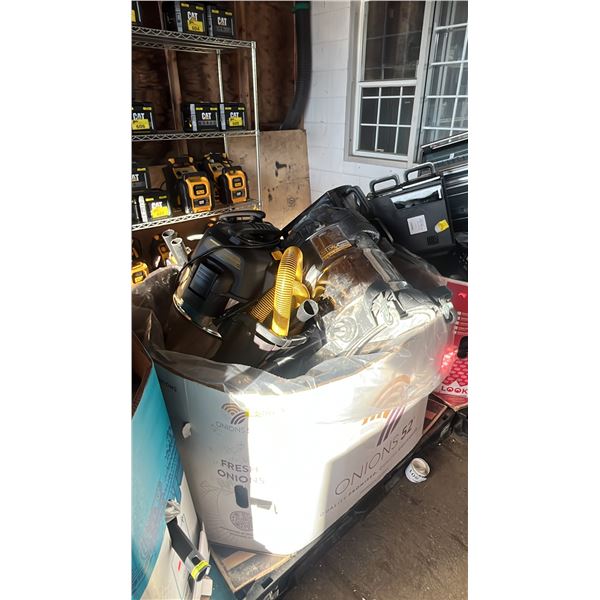 PALLET OF ASSORTED ITEMS INCLUDING; DEWALT WET/DRY VACUUMS, TOILET SEAT, AIR FRYER & MORE