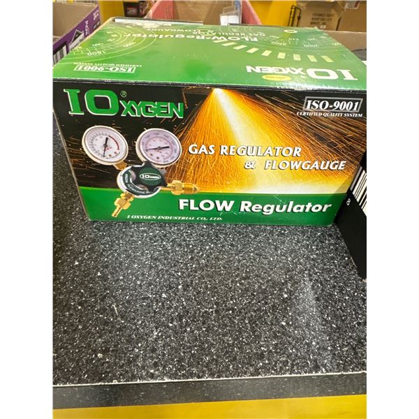 Gas regulator and flow gauge