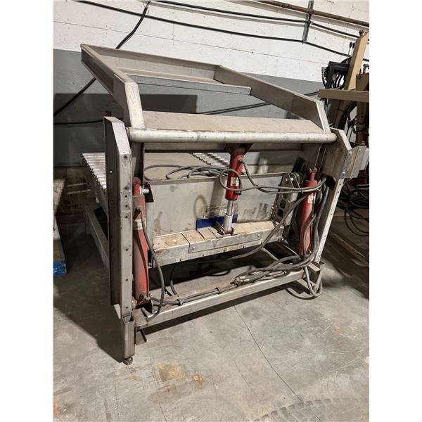 Stone fruit bin dumper