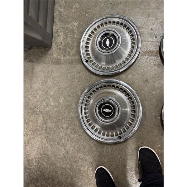 vintage 1971-1972 Chevrolet 15-inch wheel cover hubcaps