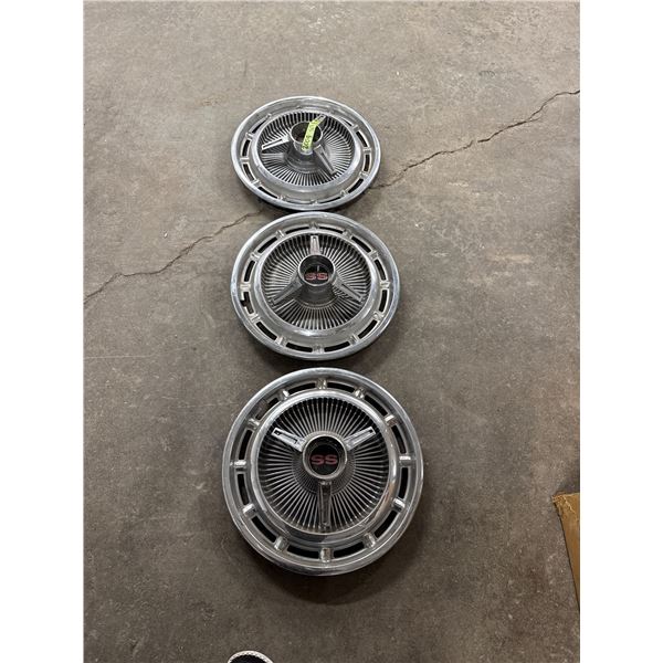 1965–1967 Chevrolet Super Sport (SS) 14-inch spinner hubcaps.