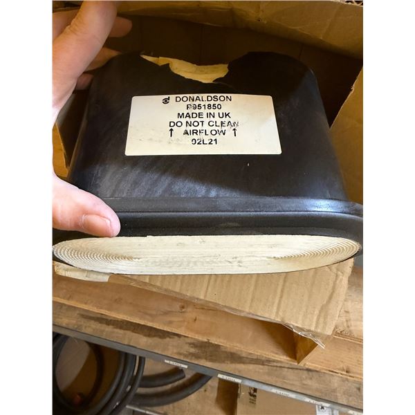 Donaldson P951850. Airflow filter has damage.