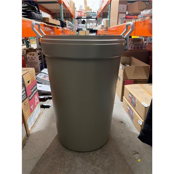Rubbermaid Animal Stopper 32-Gallon Refuse Container