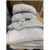Image 2 : Gray Fleece and Sherpa Throw Blanket Set