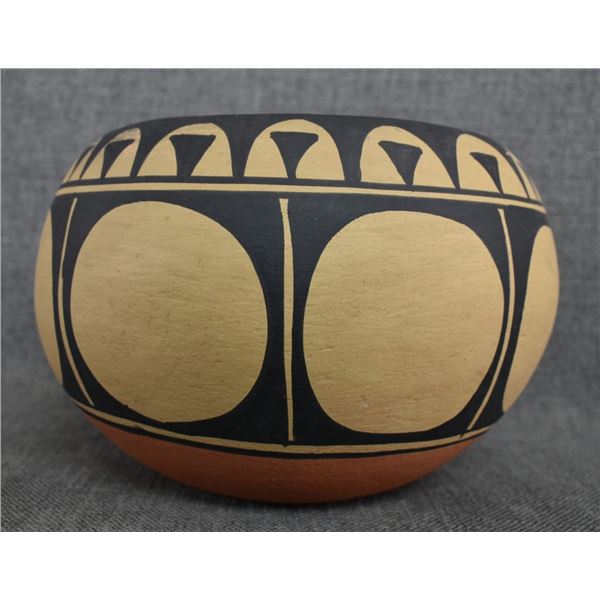 SANTO DOMINGO POTTERY BOWL (ROBERT AGUILAR)