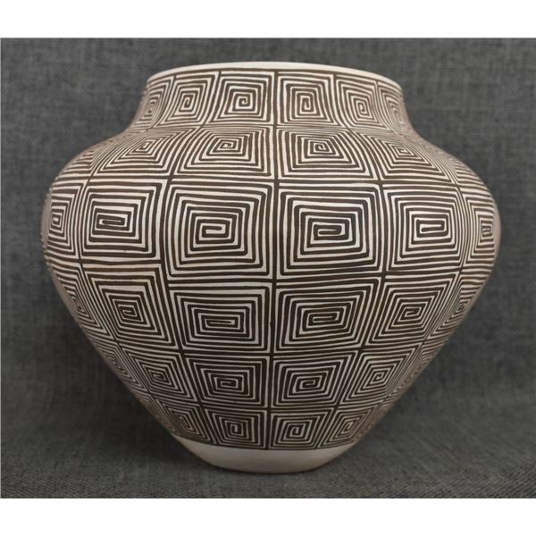 LAGUNA POTTERY JAR ( M DAVIS)