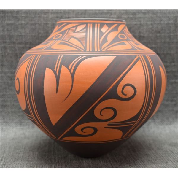 ZUNI POTTERY OLLA (AVELIA AND ANDERSON PEYNETSA)