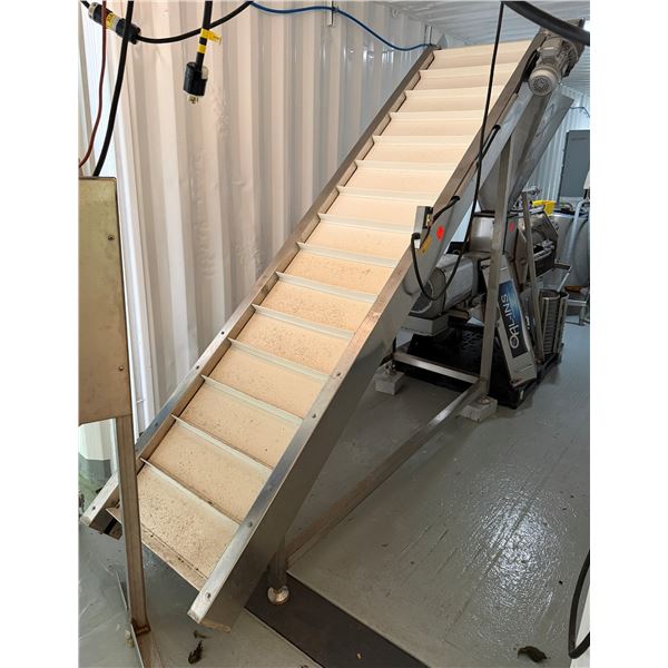 Food Grade Lift Flight Conveyor w/ Manual Speed Adjustment 230V 3PH, 24" x 83"H