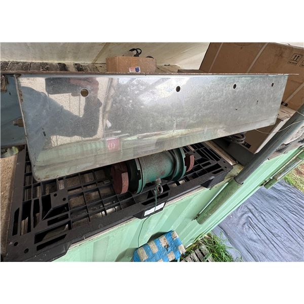 Stainless Steel Vibratory Spreader, 32" x 40"