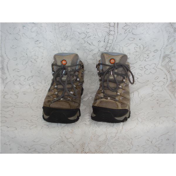 Merrell Hiking Shoes  Light Wear  Size 7