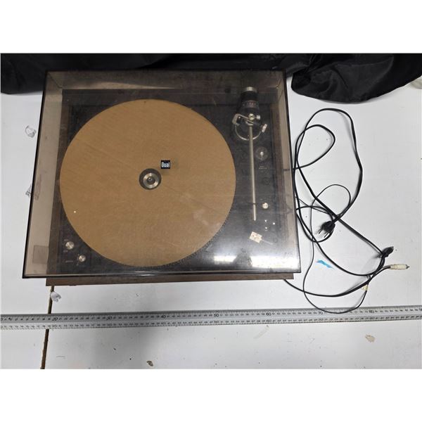 Dual turn table- works- has a needle