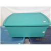 Image 2 : 3 Clean Totes with Lids2 Are Rubber Maid