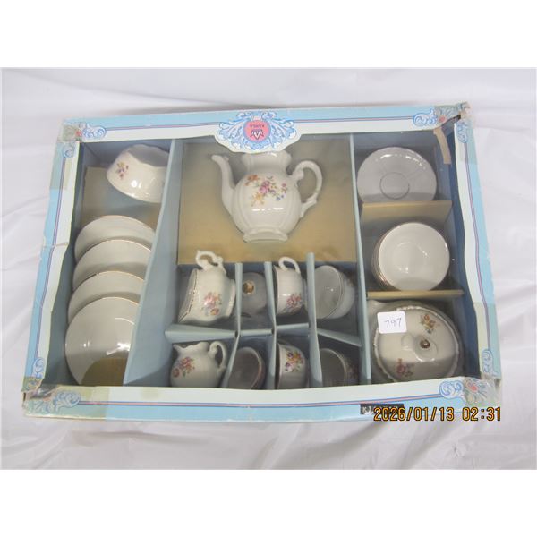 Antique Child's Dishware Playset Good Condition