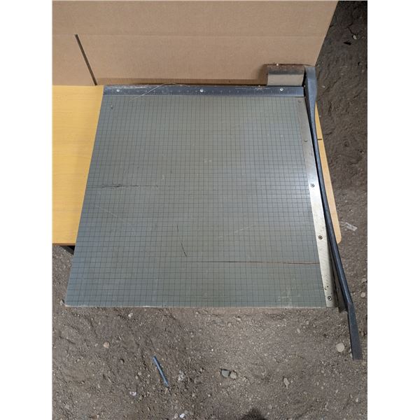 Paper cutter