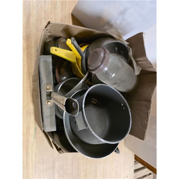 Lot of kitchen ware