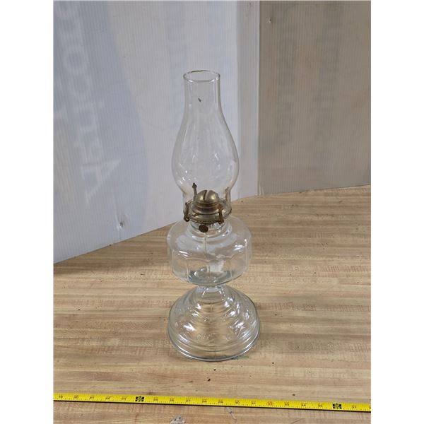 Glass oil lamp with chimney