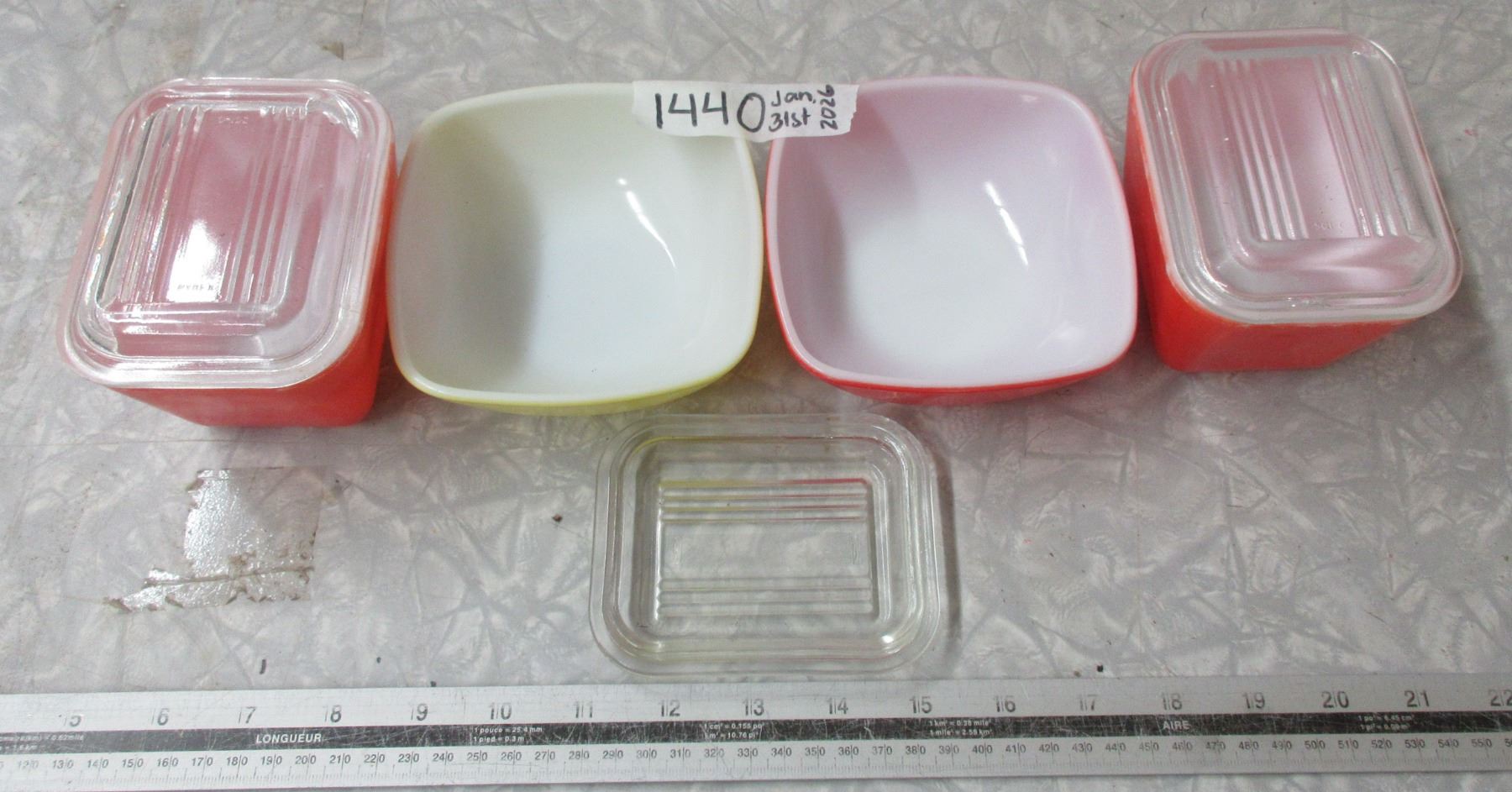 2 small Pyrex Refrigerator Container with lid and extra lid and 2 bowls ...