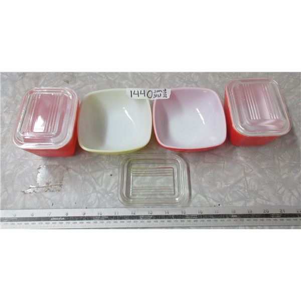 2 small Pyrex Refrigerator Container with lid and extra lid and 2 bowls