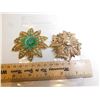 Image 2 : TWO GOLD TONE BROACHES, FLOWER, AND MALTESE CROSS