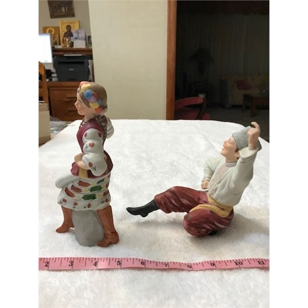 282: Ukrainian dancers. Female 8” (20.5 cm) tall. Squatting male 6” (15.5 cm high)