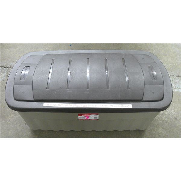283: Large, covered Rubbermaid plastic bin